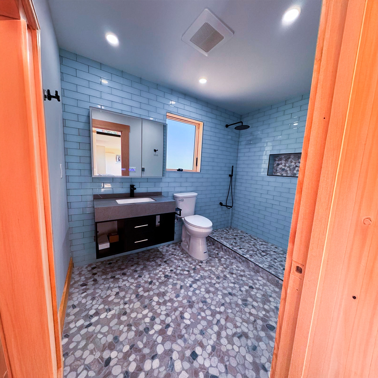 Bathroom Suite Image 4